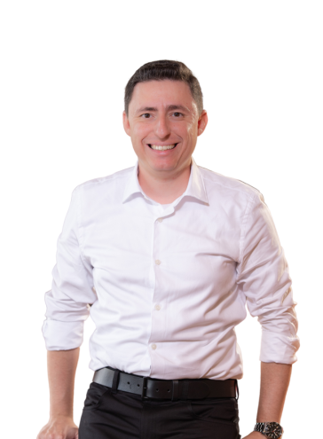 Foto de André Veci com camisa social branca e calça preta